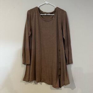 Distinctive women’s light brown tunic Sz 2X with buttons down left side of front